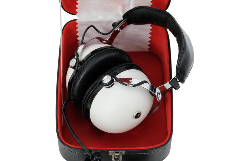 Pioneer SE-50 headphones. Classic Vintage. HI-FI. Stand included in the price. Pioneer SE-50 headphones