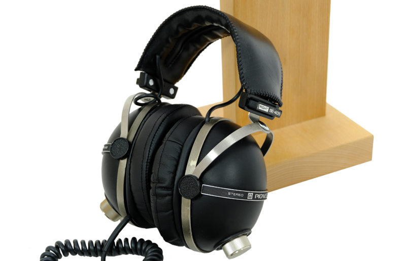 Pioneer SE-405 headphones. Classic Vintage. HI-FI. Stand included in the price. Pioneer SE-405 headphones